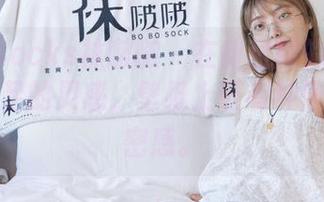 BoBoSocks袜啵啵 – 在甜甜圈的原图中寻求裸足的灵感，壁纸上还有种隐秘的亲密感。