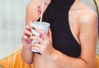 GIRLT果团网 – 不愧是莫雅琪，连护士的写真壁纸都能给人一股不太正经的气场。
