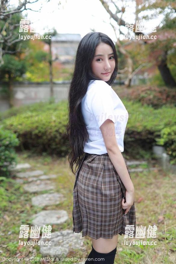 MFStar模范学院 - Baileys香儿的学妹写真集：让你忍不住想给她发私信的姿态！