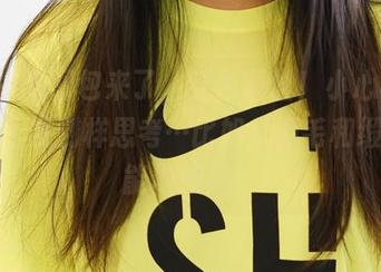 ROSI新图包来了，红色蕾丝！小心，可能会诱发别样思考…比如，羽毛和缎带也能做披风！