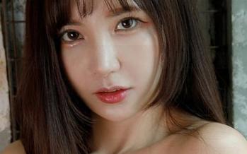 原图就在这里，Seoyool(서율)的微型比基尼让我好想问，“你不怕冷吗？”