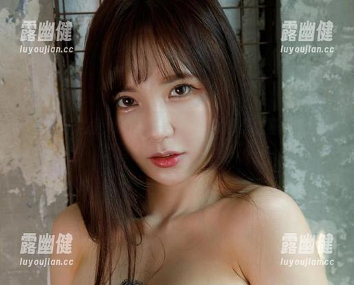 原图就在这里，Seoyool(서율)的微型比基尼让我好想问，“你不怕冷吗？”