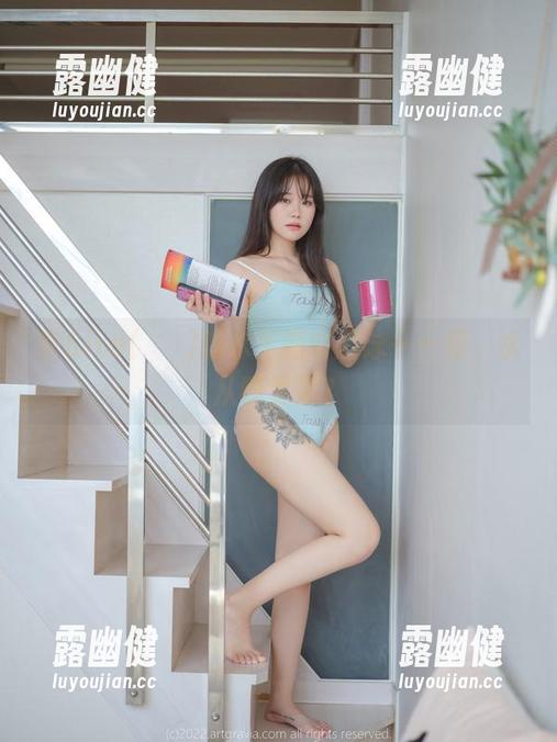 在Sira(시라)的水手服中游泳——但，水从哪里来？
