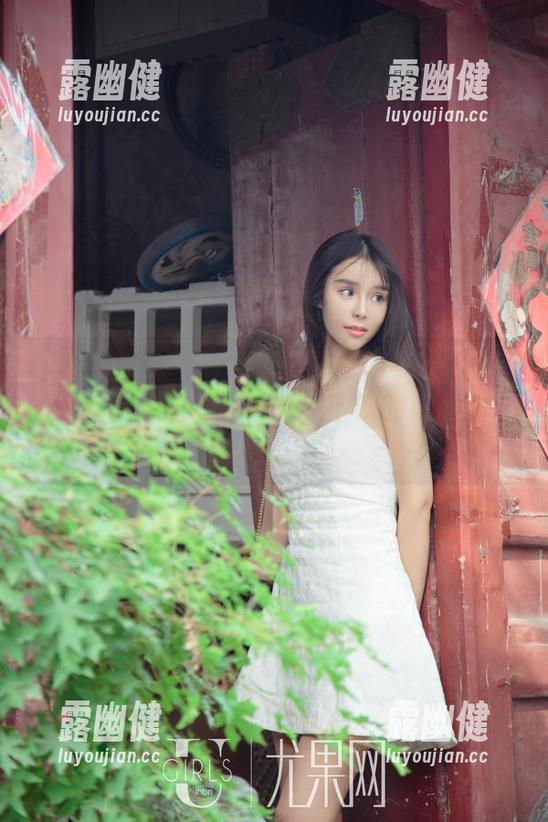 UGirls尤果网 - 透过艾小青的画像，海边就该有这样的定制，憧憬下次的海边行程！