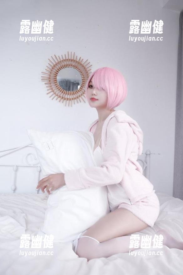 eloise软软 eloise软软的肉丝写真:我一枚吃货,旁边的都是光影!