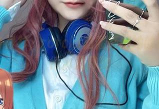 穿上白衬衫，roroki骷髅姬把她的写真玩得淋漓尽致