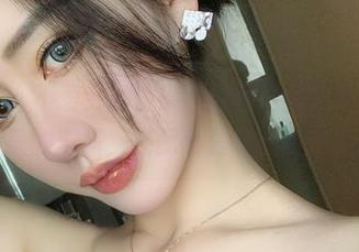 微密圈 – 不爱笑的赛琳私拍的牛仔裤写真，这上身的穿搭，搭配可是有点随意哦。