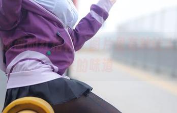 兔玩映画的红格裙，图片里有种让人停下来的味道
