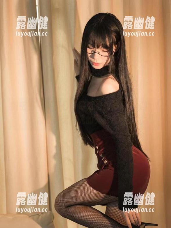 微密圈 - 十万口草莓粥粥的体操服写真，果然是无圣光的无尽青春。