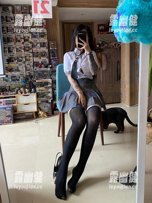 微密圈 - 相信我，卡通百科老王的网盘写真值得一看，面若桃花但又带点小反叛的气息。