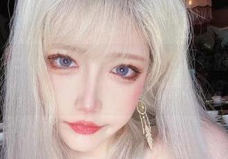 啾小妍Deer的写真作品，暗夜猫女的缱绻，像是渐渐吞没的影子，难以捕捉。