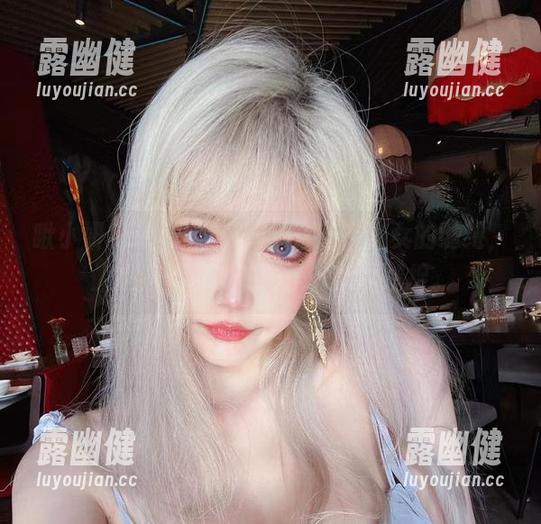 啾小妍Deer的写真作品，暗夜猫女的缱绻，像是渐渐吞没的影子，难以捕捉。