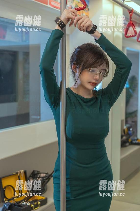 夏小秋秋秋发了新礼服图集，太喜欢那件了，虽然...我穿也未必能hold住吧。