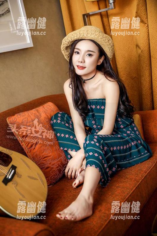头条女神-梁芮溪 头条女神 - 梁芮溪的图集:水手服和那股“海胆”气息,我要怎么理解啊?