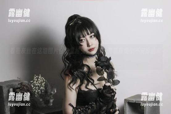看着灰丝在这组图片合集里摇曳，奇行家狗崽真是个不安分的家伙