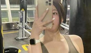 微密圈 – 深夜游泳池探险，奶宝妹纸带你“免费畅游”！套图看完我就想去了！