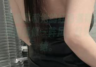 微密圈 – 这奶雯和她的红色漏背裙在线飘然而至，原图就像一阵风，轻轻撩动着思绪。