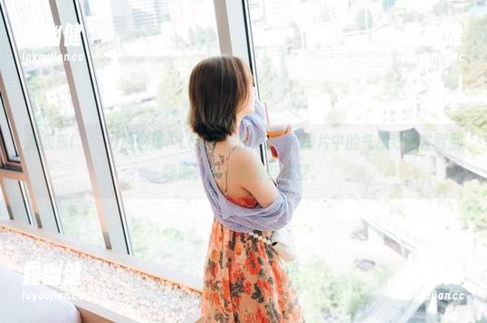 孙乐乐(손예은)的这篇“LOOZY-HBD”，图片中的气息好像在默默呼唤，竟让我有些放空。
