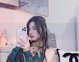 一件吊带太委屈，小小奶瓶儿的私房画面