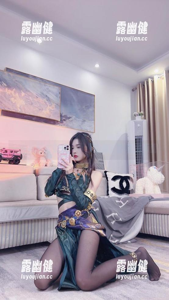 一件吊带太委屈，小小奶瓶儿的私房画面