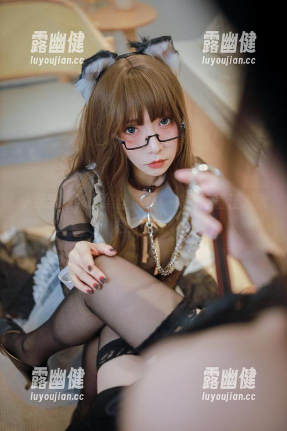 小泉学姐吖的黑丝风暴，美图简直让人欲罢不能。