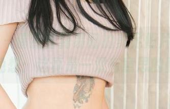 尤果网 – 偶然看到易阳的美足照片，心下不免想：这真是一双有意思的腿！