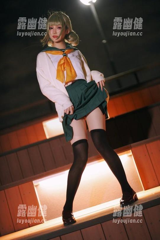 幼爱youmeko 幼爱youmeko的写真,原图里又多了一双“撩人”的美腿,哈哈,你瞅啥呢!