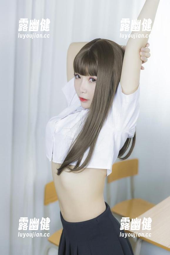 原图分分钟变成限量爆款！抱走莫子的最新巫女神态太治愈了吧？