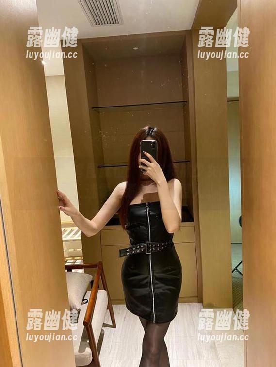 提袜少女 微密圈 - 套图就位:观察提袜少女的职业装,迷雾中透着几分撩人。