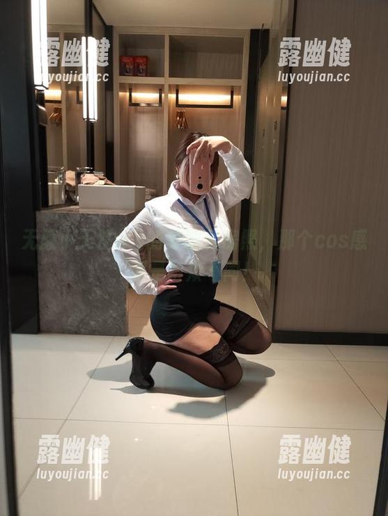 无颜小天使wy的美腿私房照，那个cos感真是与众不同！