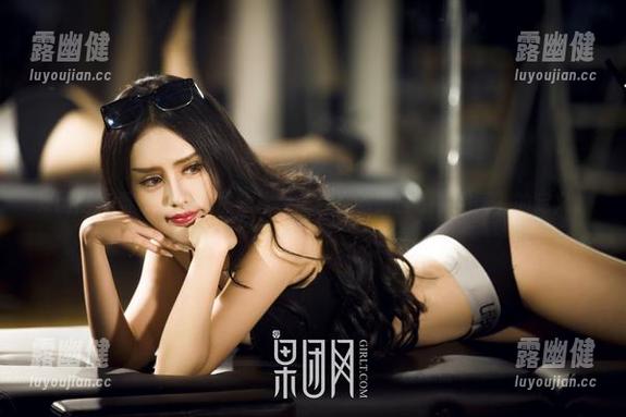 果团网 - 黄歆苑的私房短裙，让我突然明白了“完美”的定义。