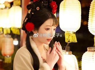 桃墨公子的居家写真作品，图片里比想象的更令人心动吧？