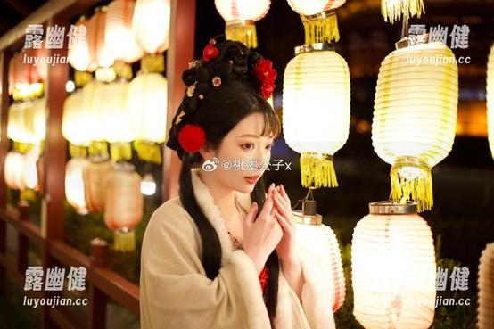 桃墨公子的居家写真作品，图片里比想象的更令人心动吧？