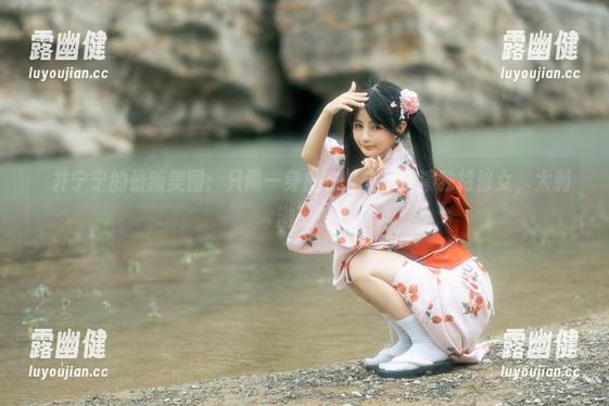 桜井宁宁的最新美图：只需一身皮衣，轻松扮演独特修女，太刺激了！