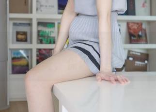 梦丝女神 – 梦素教你如何在复古楼拍出性感美，保证不摔！