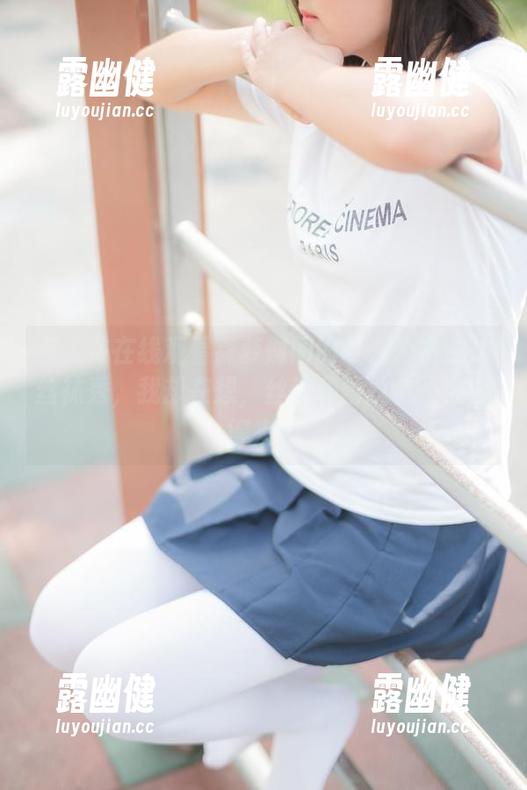 有人在在线观看森萝财团的可爱公主妹妹丝袜秀，我却在想，丝带和蕾丝会不会合得来？