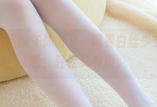 森萝财团的午休时光，观看白丝少女的放松，轻松又有趣。