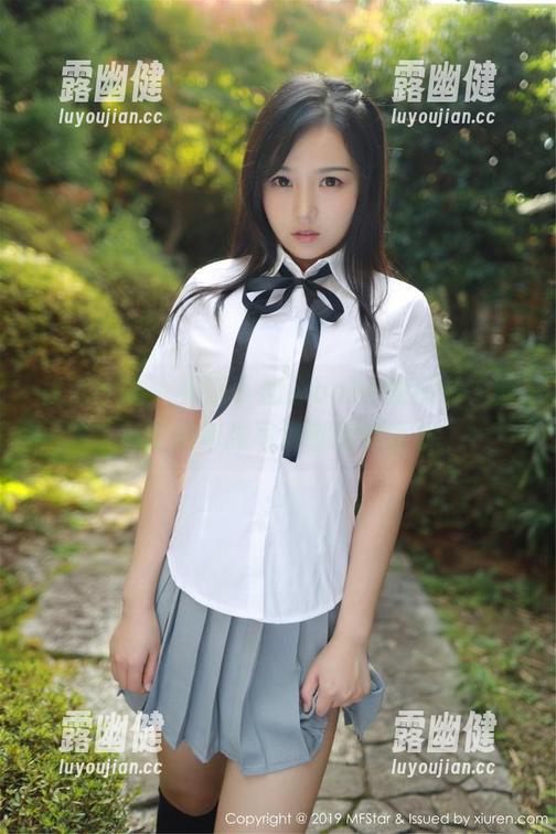 模范学院 - 见识下加朵babe的秘书，图包里的每张写真都暗藏玄机