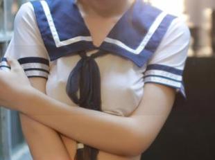模范学院 – 她在全套纯白中游走，樱桃小犊子气质爆棚，太会了！