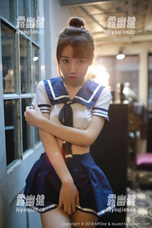 模范学院 - 她在全套纯白中游走，樱桃小犊子气质爆棚，太会了！