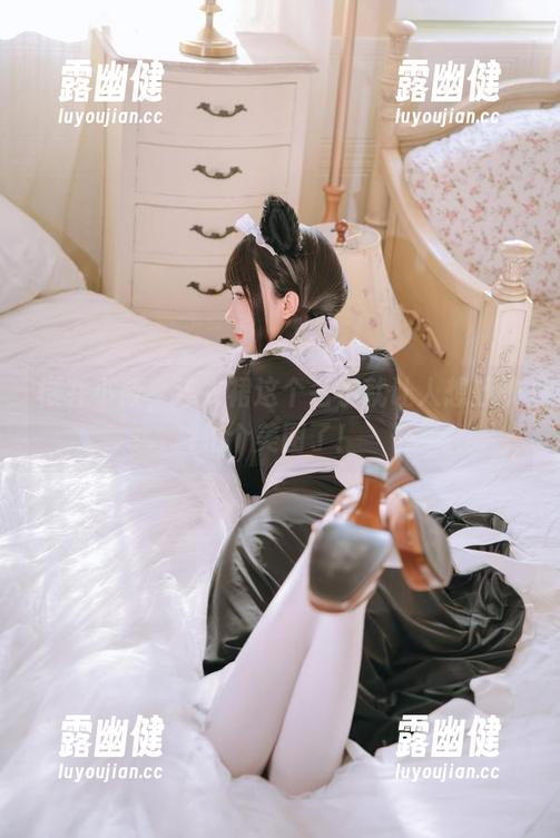 樱井小莜 樱井小莜,连衣裙这个名字就让人想赶快拍个美图了!