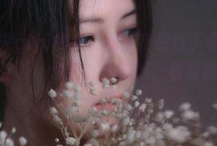 这次樱晚gigi的女友图让我想到了《春宵一刻值千金》，说不完的感慨，看看原图噱头十足。