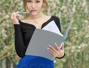 爱丝 – 独特的厨娘魅力：看何冉精选写真里的轻松一面