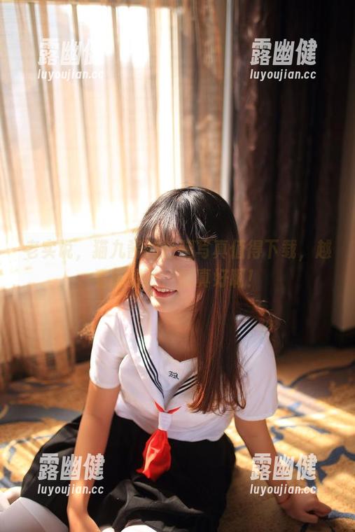 老实说，猫九酱的长腿写真值得下载，越看越想说：腿真好啊！