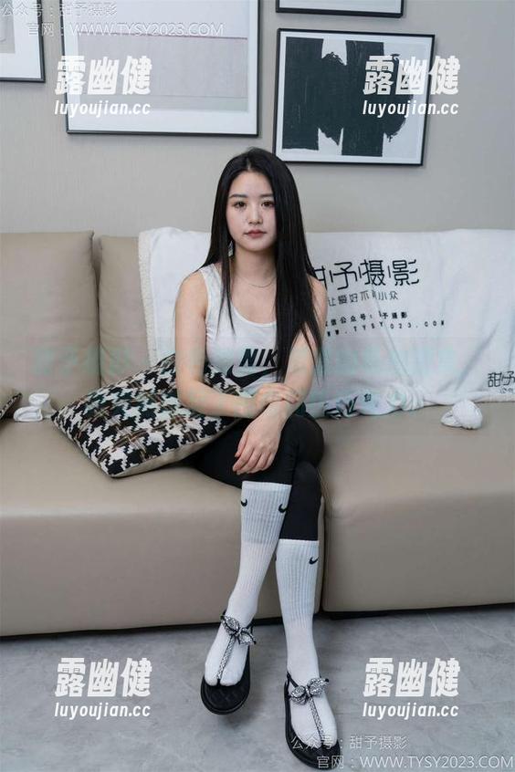甜予摄影 - 白色如雪，思思的私拍图集，我突然想起了围巾和热巧克力。