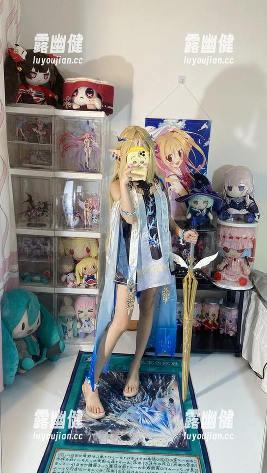 白栎Shirly发来新作，藤田琴音的打歌服居然还能这样穿？照片下载后慢慢欣赏。