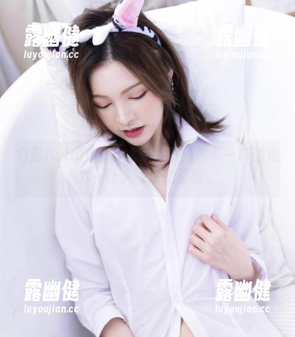 白露Bululu的灰丝赋予了照片不一样的魔力，让人愉快的画面。