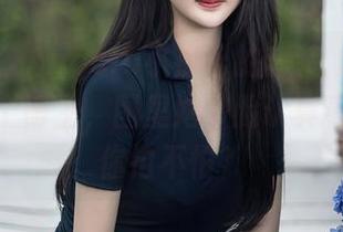 秀人网 – Angela小热巴的套装，别再想她是哪个博主，图里她一脸认真看着你，你怕不怕？