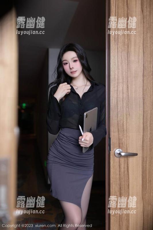 秀人网-sibyl是女巫 秀人网 - 这幅私拍里的Sibyl,跟她的裤里丝配得真好,图包内容满满,值得一看。