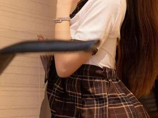 秀人网 – 第一眼被奶瓶的定制写真吸引，吊带裙美腿要不要这么撩？